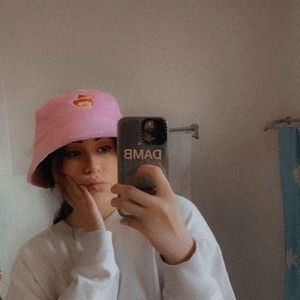 Meet your Posher, Caitlin